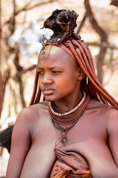 Kamanjab, Namibya - 07 Eylül 2015: Himba kabilesinden kimliği belirsiz kadın. Himba kuzey Namibya ve Angola yaşayan yerli halk