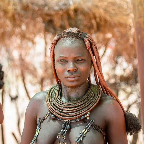 カマンジャブ ナミビア 2015 ヒンバ族の正体不明の女性 ヒンバはナミビア北部とアンゴラに住む先住民族です — ストック写真