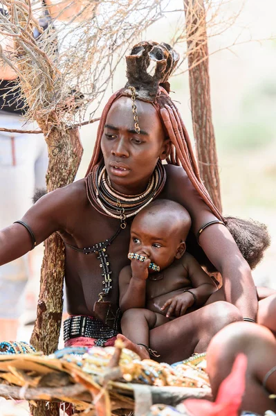 Kamanjab, Namibya - 07 Eylül 2015: Himba kabilesinden bir bebeği olan kimliği belirsiz kadın. Himba kuzey Namibya ve Angola yaşayan yerli halk