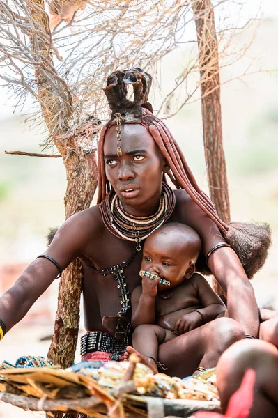 Kamanjab, Namibya - 07 Eylül 2015: Himba kabilesinden bir bebeği olan kimliği belirsiz kadın. Himba kuzey Namibya ve Angola yaşayan yerli halk