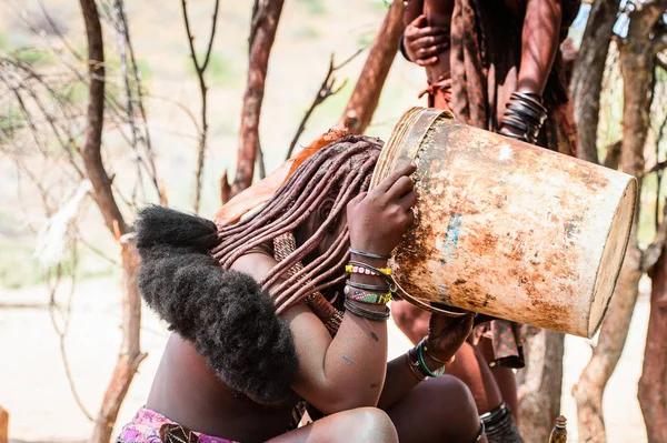 Kamanjab Namibia Septiembre 2015 Mujer Identificada Tribu Himba Los Himba — Foto de Stock