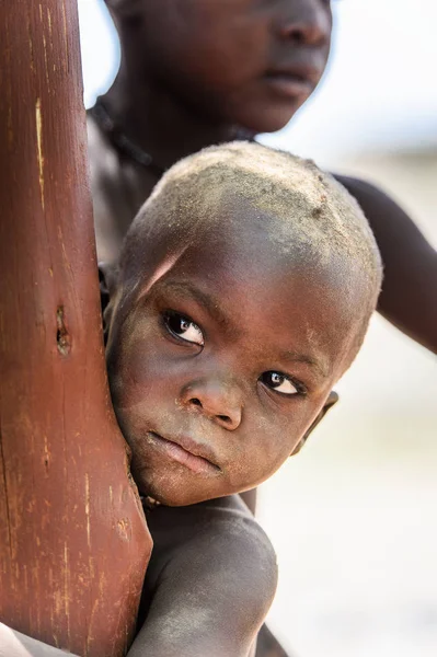 Kamanjab, Namibya - 07 Eylül 2015: Himba kabilesinden tanımlanamayan küçük çocuk portresi. Himba kuzey Namibya ve Angola yaşayan yerli halk