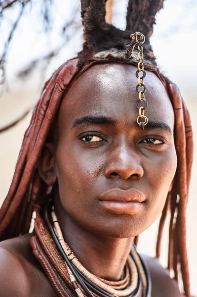 Kamanjab, Namibya - 07 Eylül 2015: Himba kabilesinden kimliği belirsiz kadın. Himba kuzey Namibya ve Angola yaşayan yerli halk