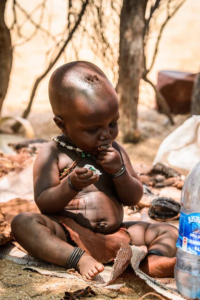 Kamanjab, Namibya - 07 Eylül 2015: Himba kabilesinden tanımlanamayan küçük çocuk portresi. Himba kuzey Namibya ve Angola yaşayan yerli halk