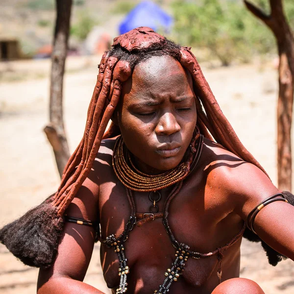 Kamanjab, Namibya - 07 Eylül 2015: Himba kabilesinden kimliği belirsiz kadın. Himba kuzey Namibya ve Angola yaşayan yerli halk