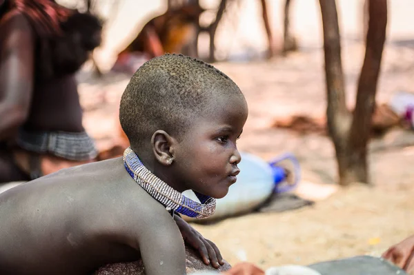 Kamanjab, Namibya - 07 Eylül 2015: Himba kabilesinden tanımlanamayan küçük çocuk portresi. Himba kuzey Namibya ve Angola yaşayan yerli halk