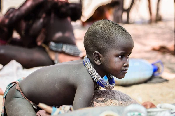 Kamanjab, Namibya - 07 Eylül 2015: Himba kabilesinden tanımlanamayan küçük çocuk portresi. Himba kuzey Namibya ve Angola yaşayan yerli halk