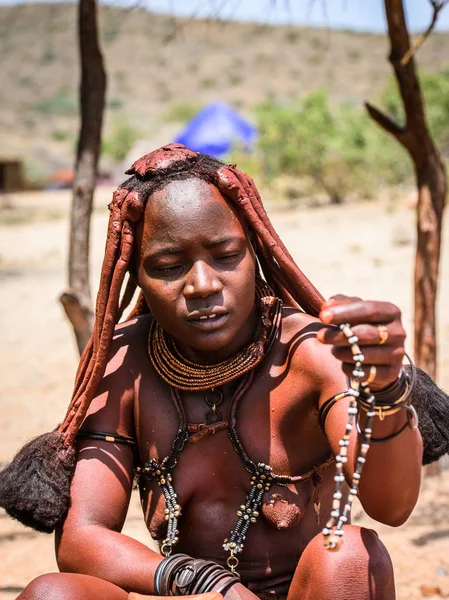 カマンジャブ ナミビア 2015 ヒンバ族の正体不明の女性 ヒンバはナミビア北部とアンゴラに住む先住民族です — ストック写真