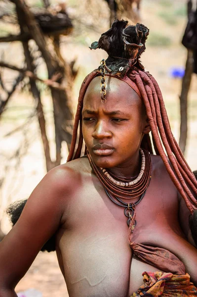 Kamanjab, Namibya - 07 Eylül 2015: Himba kabilesinden kimliği belirsiz kadın. Himba kuzey Namibya ve Angola yaşayan yerli halk