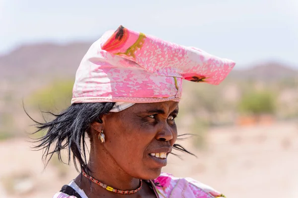 Kamanjab, Namibya - 6 Ocak 2016: Namibya'da tanımlanamayan herero kadın. 2013 yılında Namibya'da yaklaşık 250.000 Herero insan vardı.