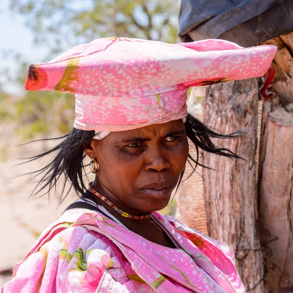 Kamanjab, Namibya - 6 Ocak 2016: Namibya'da tanımlanamayan herero kadın. 2013 yılında Namibya'da yaklaşık 250.000 Herero insan vardı.