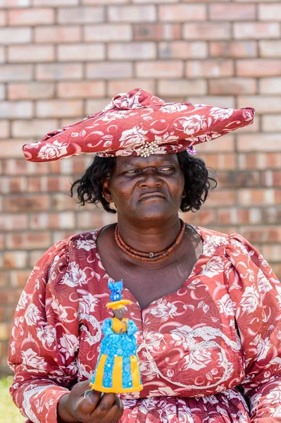 Kamanjab, Namibya - 6 Ocak 2016: Namibya'da tanımlanamayan herero kadın. 2013 yılında Namibya'da yaklaşık 250.000 Herero insan vardı.