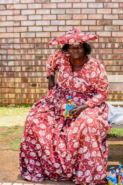 Kamanjab, Namibya - 6 Ocak 2016: Namibya'da tanımlanamayan herero kadın. 2013 yılında Namibya'da yaklaşık 250.000 Herero insan vardı.