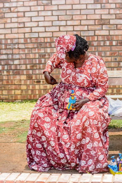 Kamanjab, Namibya - 6 Ocak 2016: Namibya'da tanımlanamayan herero kadın. 2013 yılında Namibya'da yaklaşık 250.000 Herero insan vardı.