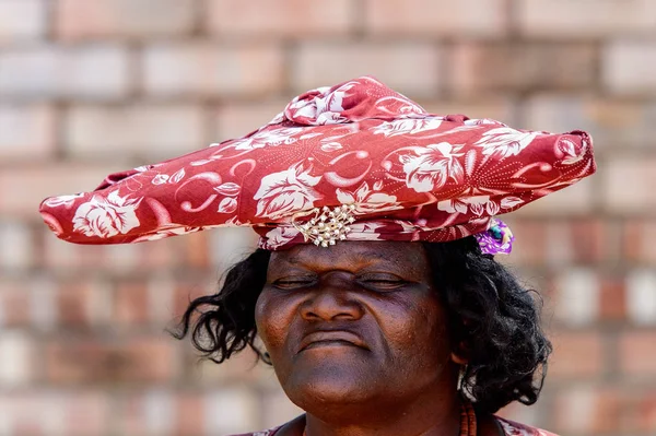 Kamanjab, Namibya - 6 Ocak 2016: Namibya'da tanımlanamayan herero kadın. 2013 yılında Namibya'da yaklaşık 250.000 Herero insan vardı.