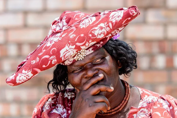 Kamanjab, Namibya - 6 Ocak 2016: Namibya'da tanımlanamayan herero kadın. 2013 yılında Namibya'da yaklaşık 250.000 Herero insan vardı.