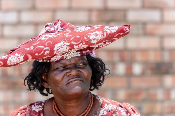 Kamanjab, Namibya - 6 Ocak 2016: Namibya'da tanımlanamayan herero kadın. 2013 yılında Namibya'da yaklaşık 250.000 Herero insan vardı.