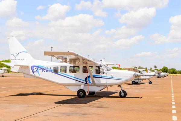 博茨瓦纳莫恩 2016年1月11日 博茨瓦纳莫恩机场小飞机 蒙是博茨瓦纳第五大城镇 也是通往奥卡万戈三角洲的门户 — 图库照片
