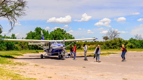 Okavango Deltası, Botsvana - 11 Ocak 2016: Okavango Nehri Deltası'nda küçük turistik uçak, Ulusal Park, Botsvana. Uçak Maun geçidinden parka geliyor.