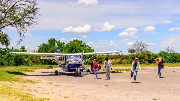 奥卡万戈三角洲 博茨瓦纳 2016年1月11日 在奥卡万戈河三角洲 国家公园 博茨瓦纳的小型旅游飞机 飞机从蒙门到达公园 — 图库照片