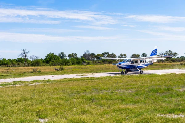 Okavango Deltası, Botsvana - 11 Ocak 2016: Okavango Nehri Deltası'nda küçük turistik uçak, Ulusal Park, Botsvana. Uçak Maun geçidinden parka geliyor.