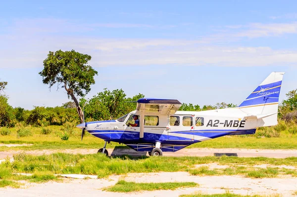 Okavango Deltası, Botsvana - 11 Ocak 2016: Okavango Nehri Deltası'nda küçük turistik uçak, Ulusal Park, Botsvana. Uçak Maun geçidinden parka geliyor.
