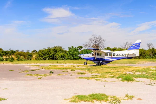 オカバンゴデルタ ボツワナ 2016 オカバンゴ川デルタ 国立公園 ボツワナの小さな観光飛行機 飛行機はマウンゲートウェイから公園に到着します — ストック写真