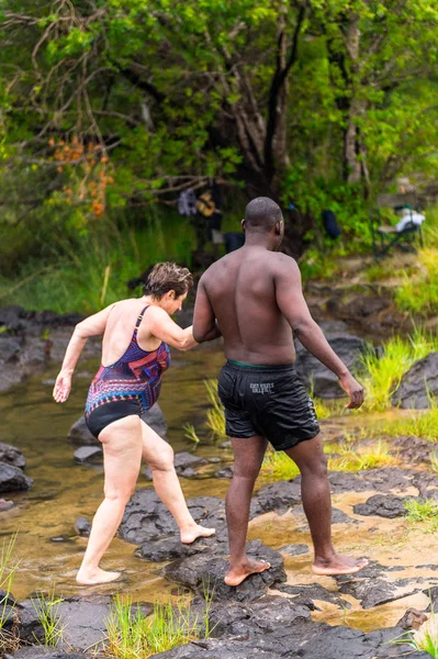 ザンビア リビングストン島 2016 スコットランドの探検家デビッド リビングストンにちなんで名付けられたリビングストン島のザンベジ川で泳ぐ観光客 — ストック写真
