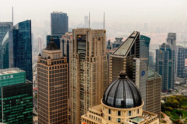 Şangay, Çin - Mar 31, 2016: Oriental Pearl Radyo ve Tv Kulesi'nden Şangay binalarının görünümü.