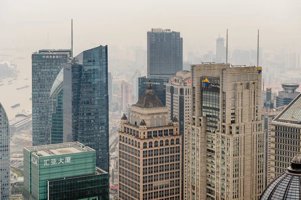 Şangay, Çin - Mar 31, 2016: Oriental Pearl Radyo ve Tv Kulesi'nden Şangay binalarının görünümü.