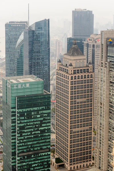 Şangay, Çin - Mar 31, 2016: Oriental Pearl Radyo ve Tv Kulesi'nden Şangay binalarının görünümü.