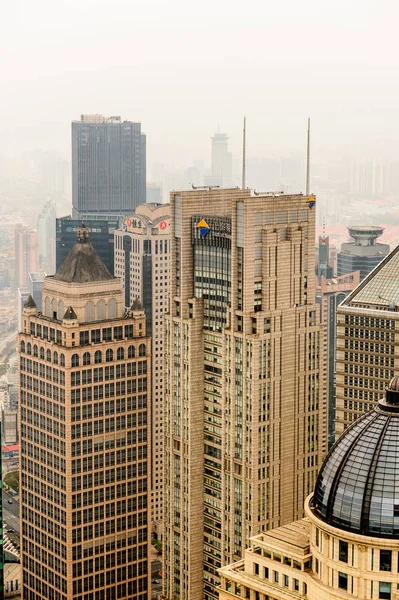 Şangay, Çin - Mar 31, 2016: Oriental Pearl Radyo ve Tv Kulesi'nden Şangay binalarının görünümü.