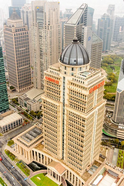 Şangay, Çin - Mar 31, 2016: Oriental Pearl Radyo ve Tv Kulesi'nden Şangay binalarının görünümü.