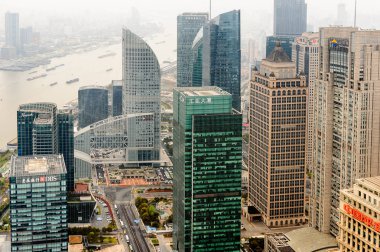 Şangay, Çin - Mar 31, 2016: Oriental Pearl Radyo ve Tv Kulesi'nden Şangay binalarının görünümü.