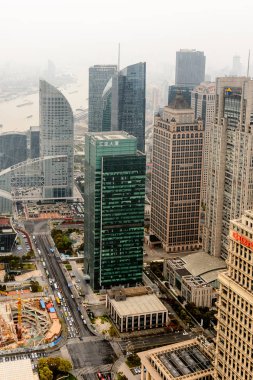 Şangay, Çin - Mar 31, 2016: Oriental Pearl Radyo ve Tv Kulesi'nden Şangay binalarının görünümü.