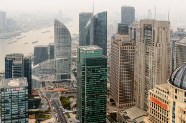 Şangay, Çin - Mar 31, 2016: Oriental Pearl Radyo ve Tv Kulesi'nden Şangay binalarının görünümü.