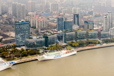 Şangay, Çin - Mar 31, 2016: Oriental Pearl Radyo ve Tv Kulesi'nden Şangay'ın panoramik manzarası.
