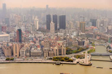 Şangay, Çin - Mar 31, 2016: Oriental Pearl Radyo ve Tv Kulesi'nden Şangay'ın panoramik manzarası.