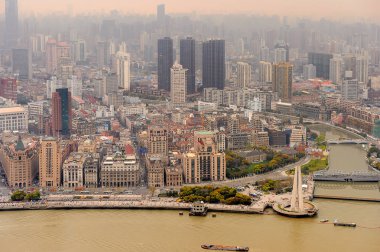 Şangay, Çin - Mar 31, 2016: Oriental Pearl Radyo ve Tv Kulesi'nden Şangay'ın panoramik manzarası.