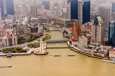 Şangay, Çin - Mar 31, 2016: Oriental Pearl Radyo ve Tv Kulesi'nden Şangay'ın panoramik manzarası.