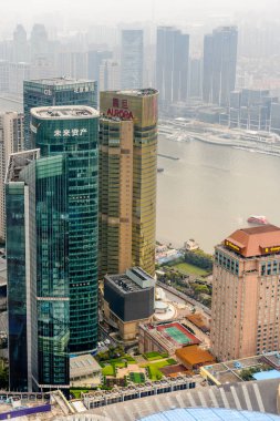 Şangay, Çin - Mar 31, 2016: Oriental Pearl Radyo ve Tv Kulesi'nden Şangay binalarının görünümü.