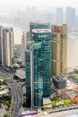 Şangay, Çin - Mar 31, 2016: Oriental Pearl Radyo ve Tv Kulesi'nden Şangay binalarının görünümü.