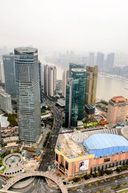 Şangay, Çin - Mar 31, 2016: Oriental Pearl Radyo ve Tv Kulesi'nden Şangay binalarının görünümü.