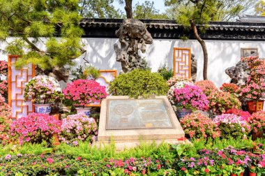 Suzhou, Çin - Nis 1, 2016: Mütevazı Yönetici Bahçesi' nde Unesco işareti, Suzhou bir Çin bahçesi, Unesco Dünya Mirası