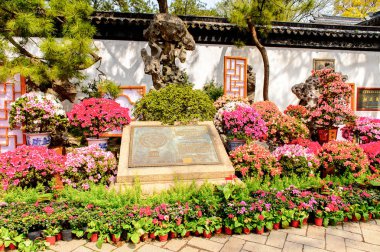 Suzhou, Çin - Nis 1, 2016: Mütevazı Yönetici Bahçesi' nde Unesco işareti, Suzhou bir Çin bahçesi, Unesco Dünya Mirası