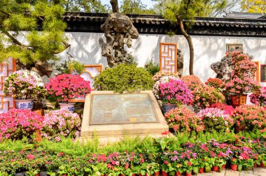 Suzhou, Çin - Nis 1, 2016: Mütevazı Yönetici Bahçesi' nde Unesco işareti, Suzhou bir Çin bahçesi, Unesco Dünya Mirası