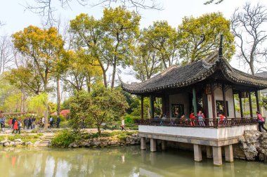 Suzhou, Çin - Nis 1, 2016: Mütevazı Yönetici Bahçesi'nde Pagoda, Suzhou bir Çin bahçesi, Unesco Dünya Mirası
