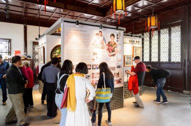 Suzhou, Çin - Nis 1, 2016: Mütevazı Yönetici Bahçesi, Suzhou, Unesco Dünya Mirası Alanı bir Çin bahçesi pavyon birinde Sergi