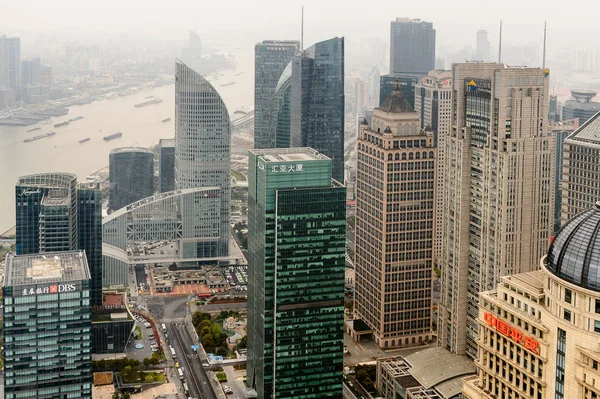 Şangay, Çin - Mar 31, 2016: Oriental Pearl Radyo ve Tv Kulesi'nden Şangay binalarının görünümü.