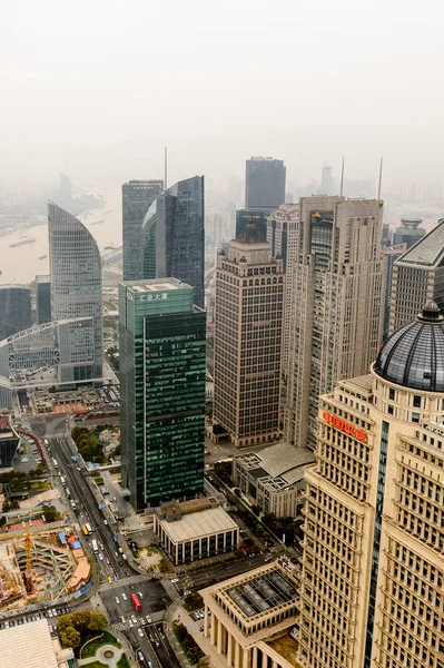 Şangay, Çin - Mar 31, 2016: Oriental Pearl Radyo ve Tv Kulesi'nden Şangay binalarının görünümü.